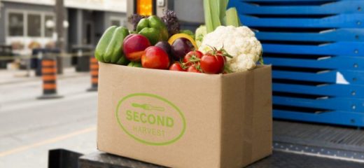 Une boîte de fruits et légumes Second Harvest dans un camion