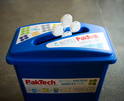 Porte-canettes PakTech dans le bac de recyclage